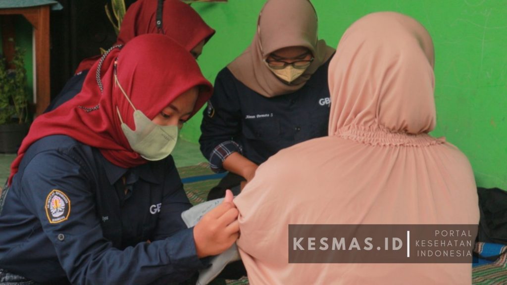 Pemeriksaan Tekanan Darah Warga Sendangmulyo Semarang