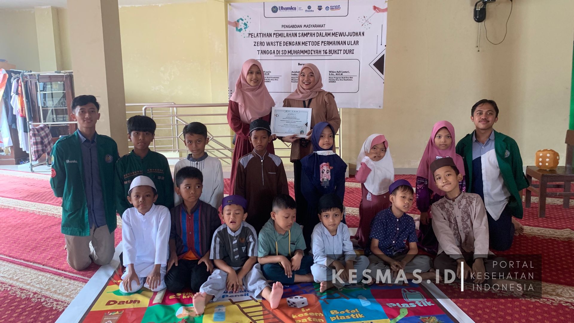 Pelatihan Pemilahan Sampah Dalam Mewujudkan Zero Waste Dengan Metode Permainan Ular Tangga di SD Muhammadiyah 16 Bukit Duri