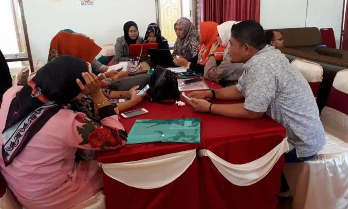 Diskusi antar peserta workshop