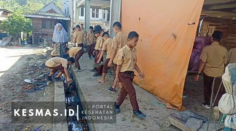 HPSN, Siswa MTSN 1 Enrekang bersihkan sampah di pasar