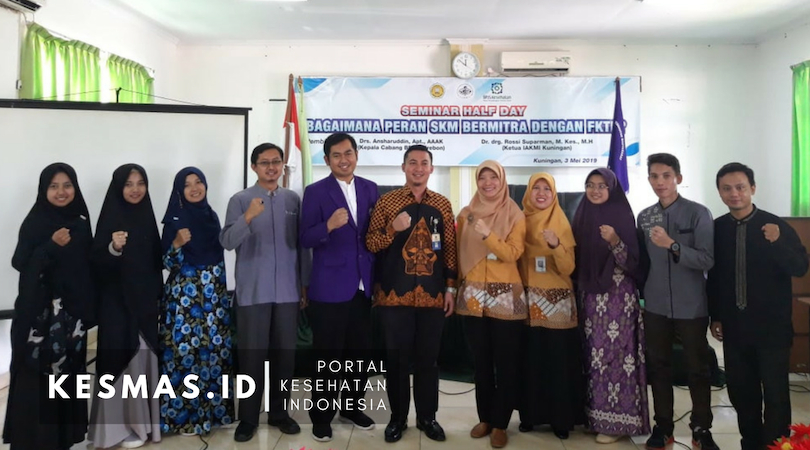 Foto Bersama Seminar IAKMI Kuningan