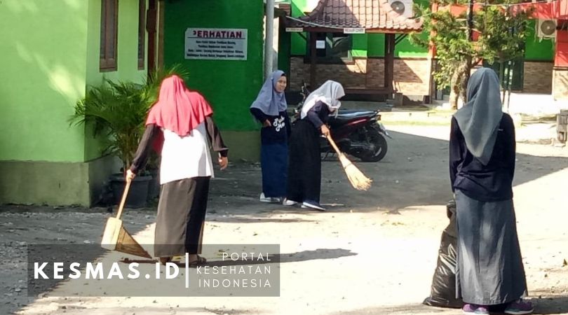 bersih lingkungan stikes surya global yogyakarta