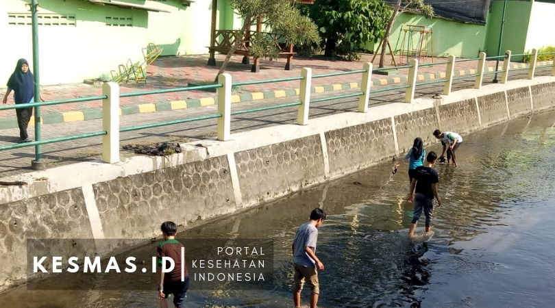 bersihkan sampah sungai di hari bumi 2019
