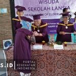 40 Lansia Ikuti Prosesi Wisuda Sekolah Lansia IRL