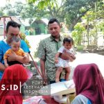 Antar Anak ke Posyandu, Ini Baru Ayah Hebat!