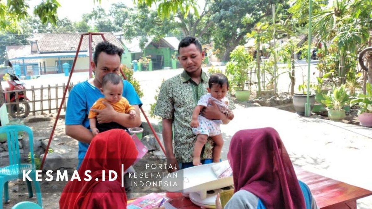 Antar Anak ke Posyandu, Ini Baru Ayah Hebat!