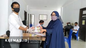 Penyerahan Media Edukasi Covid-19 ke Kantor kelurahan