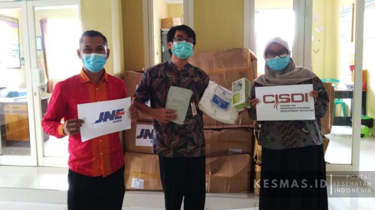 CISDI dan JNE Salurkan APD kepada Puskesmas Pasrujambe, Kabupaten Lumajang