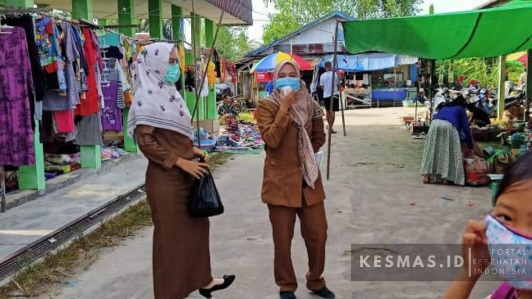 Tim Puskesmas Bagendang Bersama Tim Gugus Kecamatan Mentaya Hilir Utara Edukasi 3M di Pasar Selasa