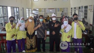 Mahasiswa STIKes Kuningan Ajari Warga Buat Alat Pengolah Sampah