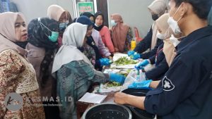 Mahasiswa STIKes Kuningan Ajarkan Ibu-ibu PKK Praktik Pengomposan