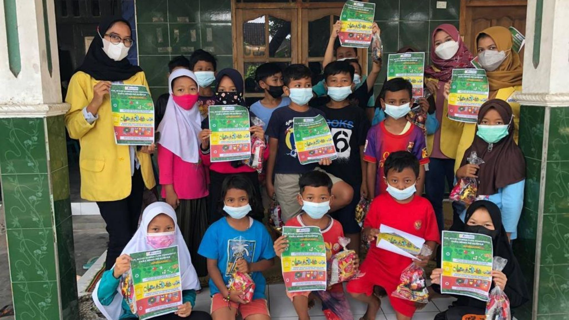 PKL, Mahasiswa IKM Unnes Ajari Pilah Sampah Pada Anak-anak
