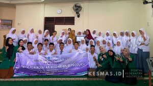 Mahasiswa FKM Unand Edukasi Kesehatan Reproduksi pada Siswa SMA