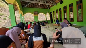PBL, Mahasiswa STIKes Surya Global Yogyakarta Fasilitasi Pelatihan PPGD untuk para Pemuda Desa