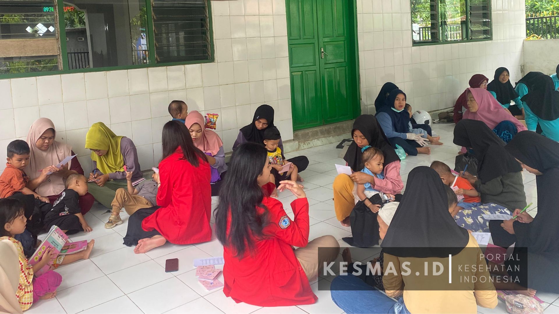 Posko 31 PBL FKM UNHAS Sukses Menggelar Penyuluhan dan Pembagian Buku Saku Bahaya Pemberian MPASI Terlalu Dini