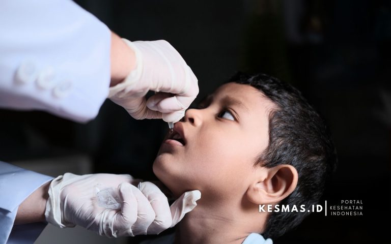 pemberian Imunisasi polio pada anak di puskesmas taraju