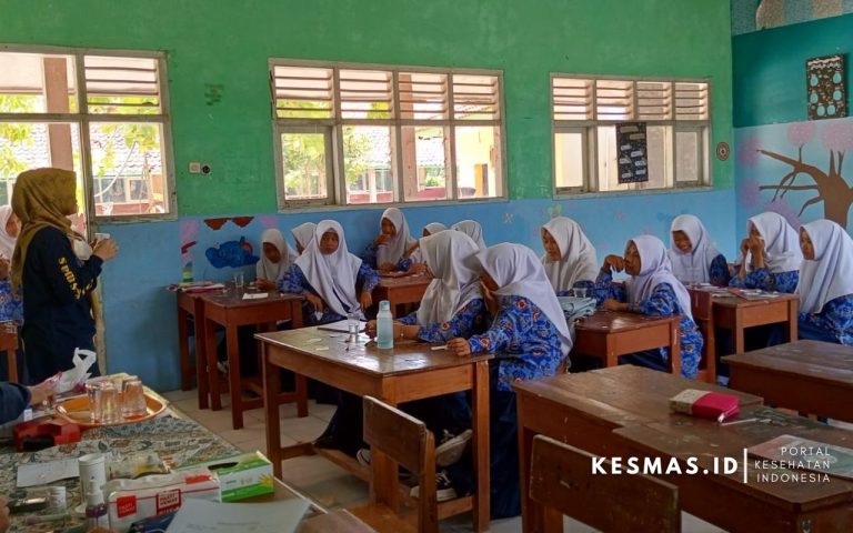 PEMERIKSAAN-HEMOGLOBIN-DAN-PEMBERIAN-TTD-DI-MTS-AL-MUNAWAROH-OLEH-PUSKESMAS-SUKARESIK.jpg