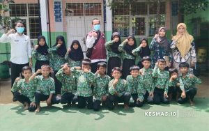 PENJARINGAN-KESEHATAN-SISWA-MIN-4-TASIKMALAYA-OLEH-PUSKESMAS-SUKARESIK.jpg