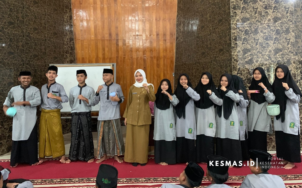 Poskestren Ansoriyah Selenggarakan Penyuluhan Pentingnya Minum Air