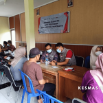 Pada tanggal 24 Oktober 2024, di Aula Desa Gunajaya, telah dilaksanakan kegiatan skrining kesehatan atau deteksi dini Penyakit Tidak Menular (PTM) yang bertujuan meningkatkan kesehatan aparat desa dan masyarakat. Acara yang berlangsung selama empat jam ini dihadiri berbagai pihak, termasuk aparat desa, kader, RT, RW, dan masyarakat Desa Gunajaya. Kegiatan ini merupakan kolaborasi antara pemangku pelayanan kesehatan PTM, kesehatan jiwa, dan promosi kesehatan. Melalui pemeriksaan ini, masyarakat diharapkan dapat mendeteksi kesehatan sedini mungkin, sehingga pencegahan komplikasi dan peningkatan peluang kesembuhan dapat tercapai, sambil meningkatkan kesadaran akan gaya hidup sehat.
