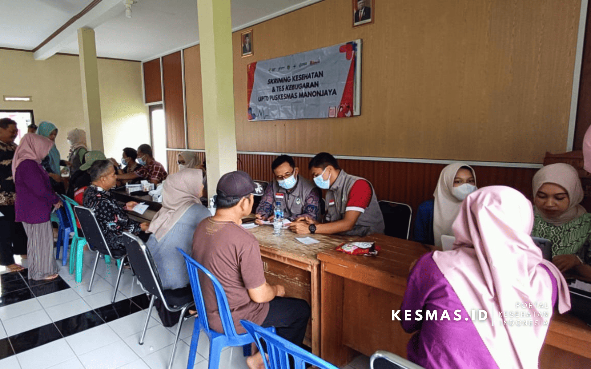 Pada tanggal 24 Oktober 2024, di Aula Desa Gunajaya, telah dilaksanakan kegiatan skrining kesehatan atau deteksi dini Penyakit Tidak Menular (PTM) yang bertujuan meningkatkan kesehatan aparat desa dan masyarakat. Acara yang berlangsung selama empat jam ini dihadiri berbagai pihak, termasuk aparat desa, kader, RT, RW, dan masyarakat Desa Gunajaya. Kegiatan ini merupakan kolaborasi antara pemangku pelayanan kesehatan PTM, kesehatan jiwa, dan promosi kesehatan. Melalui pemeriksaan ini, masyarakat diharapkan dapat mendeteksi kesehatan sedini mungkin, sehingga pencegahan komplikasi dan peningkatan peluang kesembuhan dapat tercapai, sambil meningkatkan kesadaran akan gaya hidup sehat.