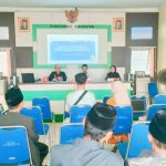 Upaya menurunkan angka stunting di desa atau kampung dilakukan dengan pendekatan terpadu, seperti memberikan edukasi gizi kepada masyarakat, memastikan akses terhadap makanan bergizi, meningkatkan sanitasi lingkungan, serta melakukan pemeriksaan kesehatan rutin untuk ibu hamil dan anak balita.