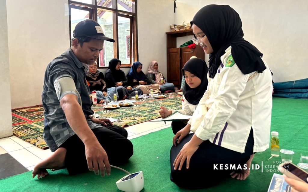 Edukasi Hipertensi Mahasiswa Kesmas Unsil di Kelurahan Mugarsari, Kecamatan Tamansari Kota Tasikmalaya.
