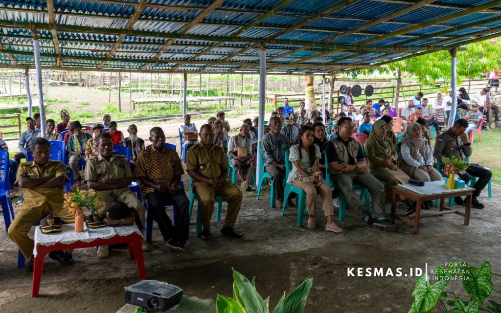 Masyarakat dan Stakeholder Menghadiri Acara Peresmian PLTS Puskesmas Padang Alang
