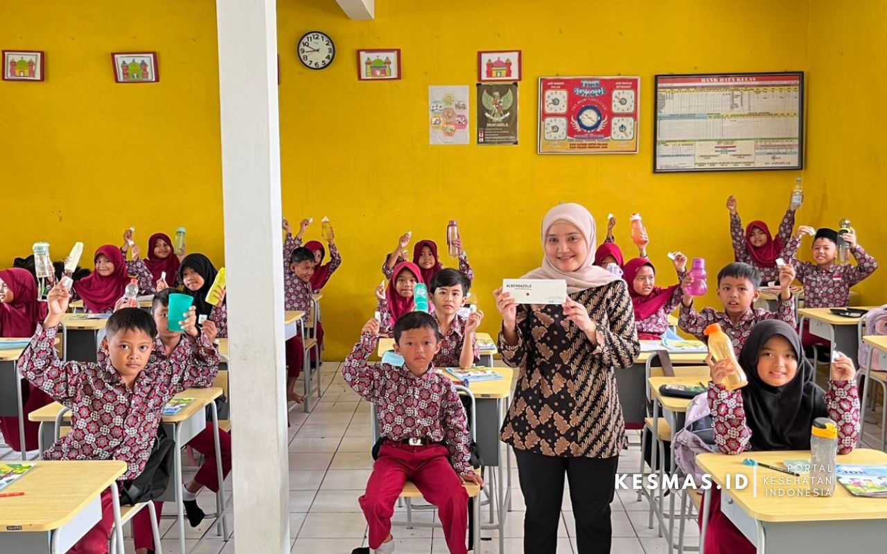 PEMBERIAN OBAT CACING PADA ANAK