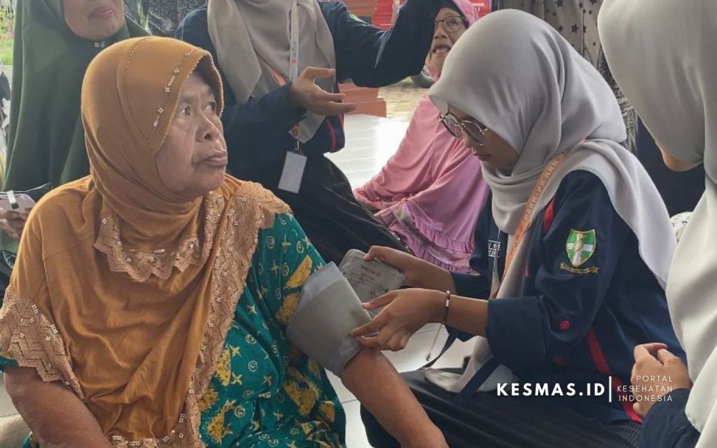 Pemeriksaan Kesehatan Lansia oleh Mahasiswa Kesmas FKM Universitas Andalas