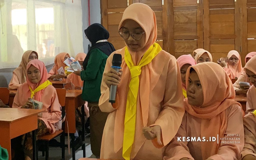 Sesi Tanya Jawab dengan Siswa SMAN 9 Padang tentang Kesehatan Reproduksi Remaja