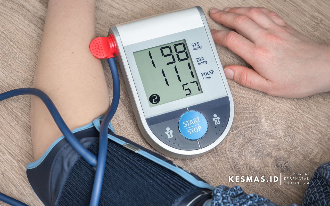 Alat pengukur tekanan darah menunjukkan angka tekanan darah yang tinggi