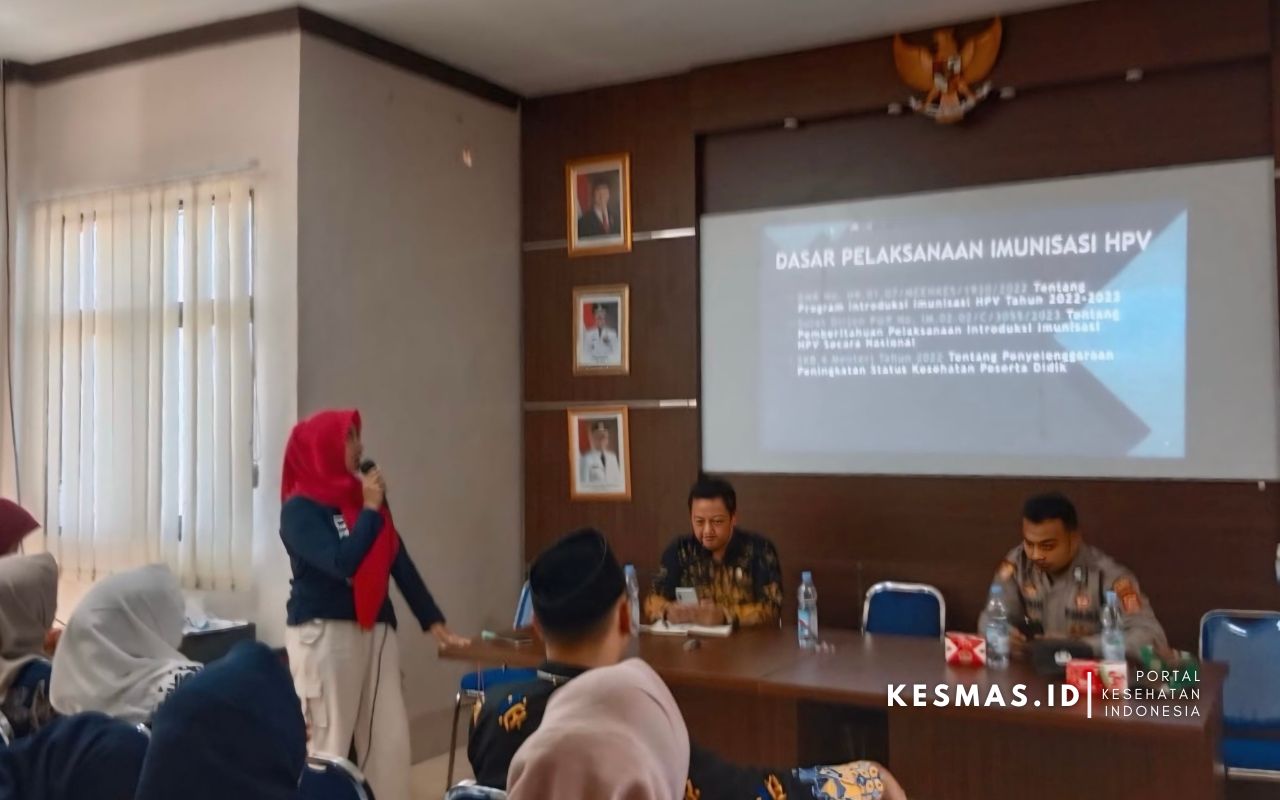 Pemaparan materi imunisasi HPV di Lokakarya Triwulan.