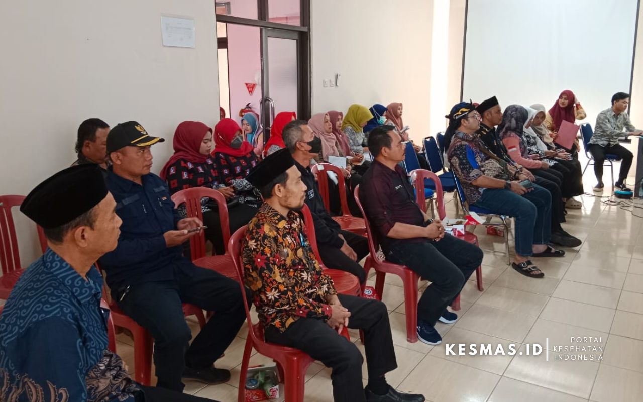 Peserta dari berbagai unsur masyarakat hadir dan mendengarkan jalannya kegiatan.