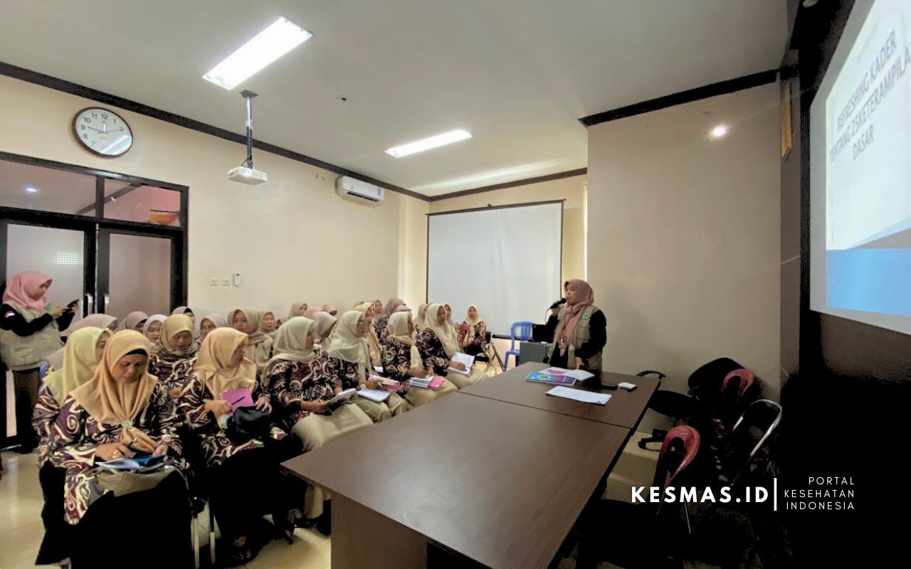 Kader posyandu mencatat materi pelatihan di Puskesmas Cibalong