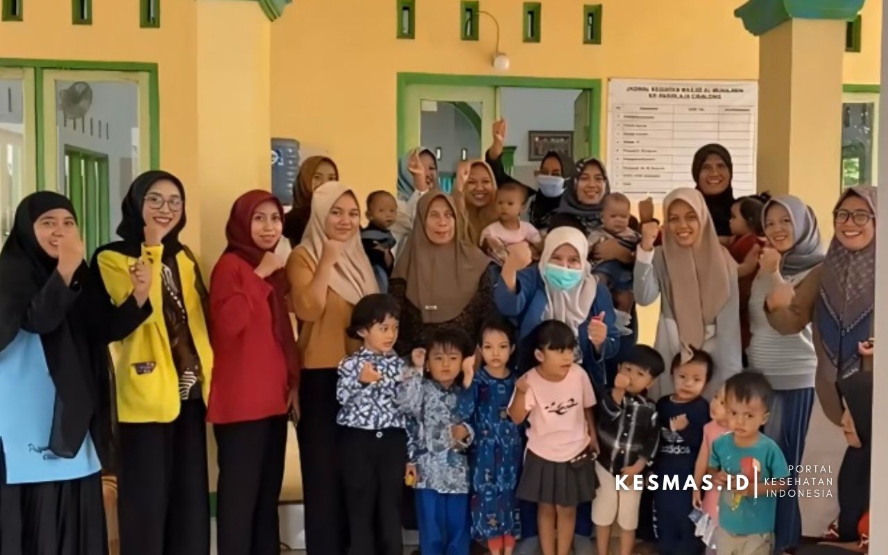 Ibu, balita, dan kader berfoto bersama di Posyandu Cililitan.