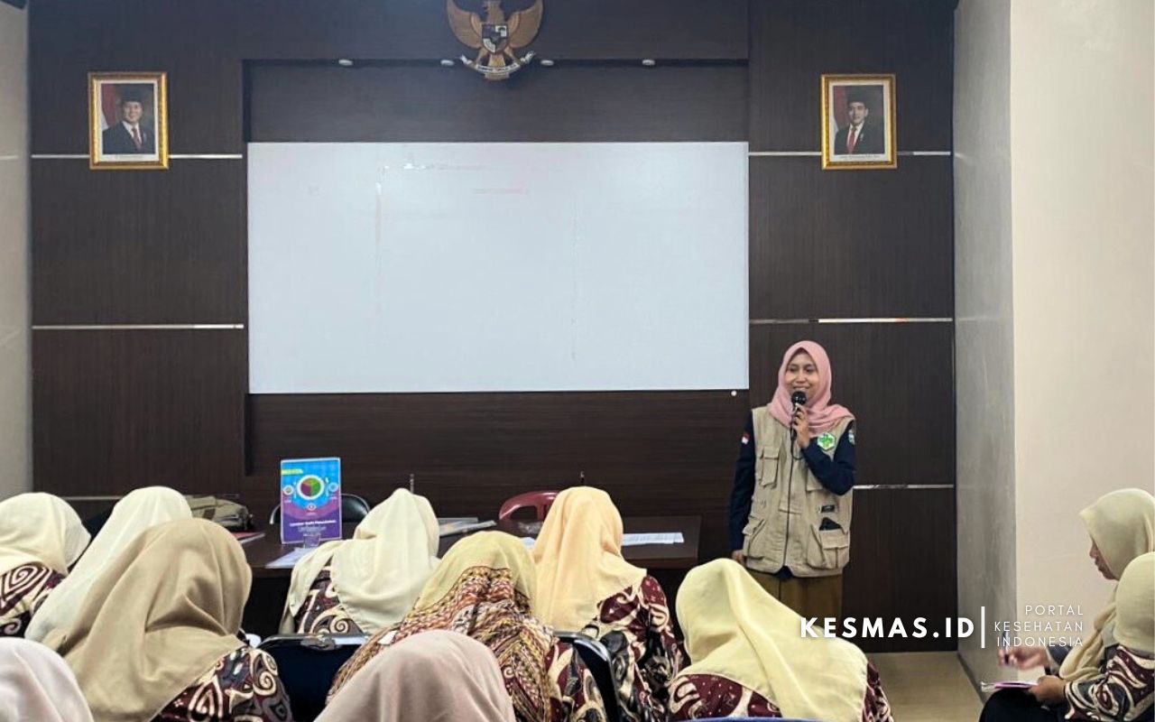Narasumber memberikan materi Refreshing 25 Keterampilan Dasar Kader kepada kader posyandu di aula Puskesmas 