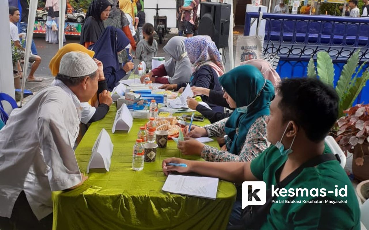 Masyarakat Mengikuti Berbagai Layanan Skrining Kesehatan Terpadu