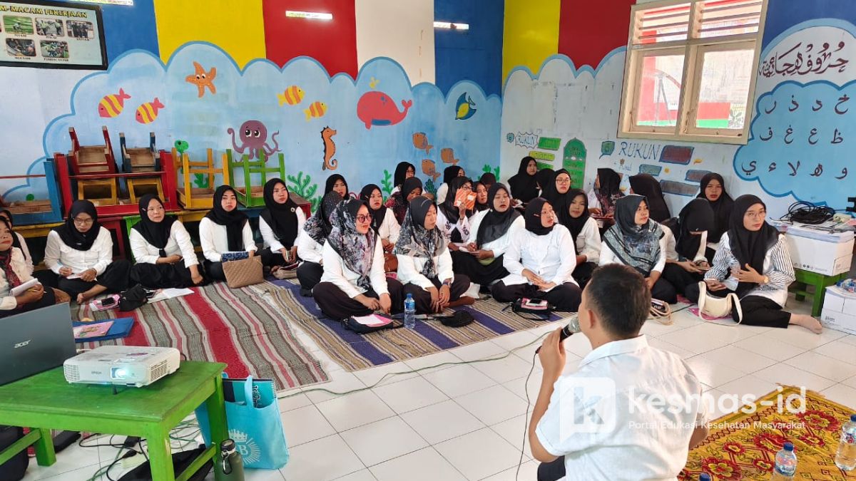 Pelatihan pada Kader posyandu oleh puskesmas Pasirian