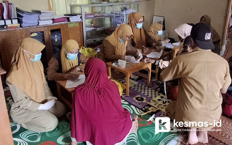 Cek Kesehatan Gratis di Posyandu Belibis 2 Desa Nangtang bersama Tim Puskesmas dan Tim Posyandu.