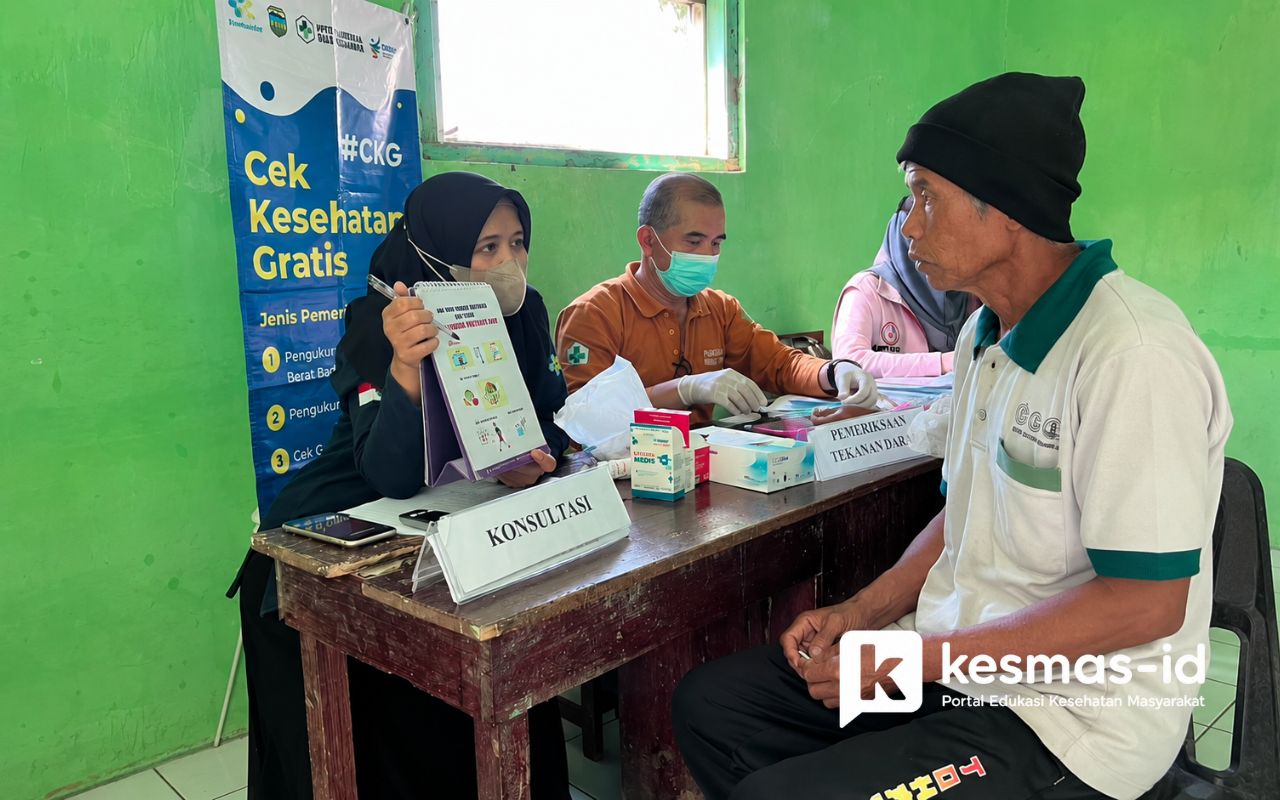 Konsultasi kesehatan dalam kegiatan Cek Kesehatan Gratis di Posyandu Saribakti.