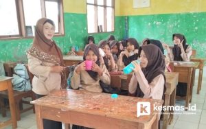 Pemberian Tablet Tambah Darah Cegah Anemia Remaja Putri Jatiwaras