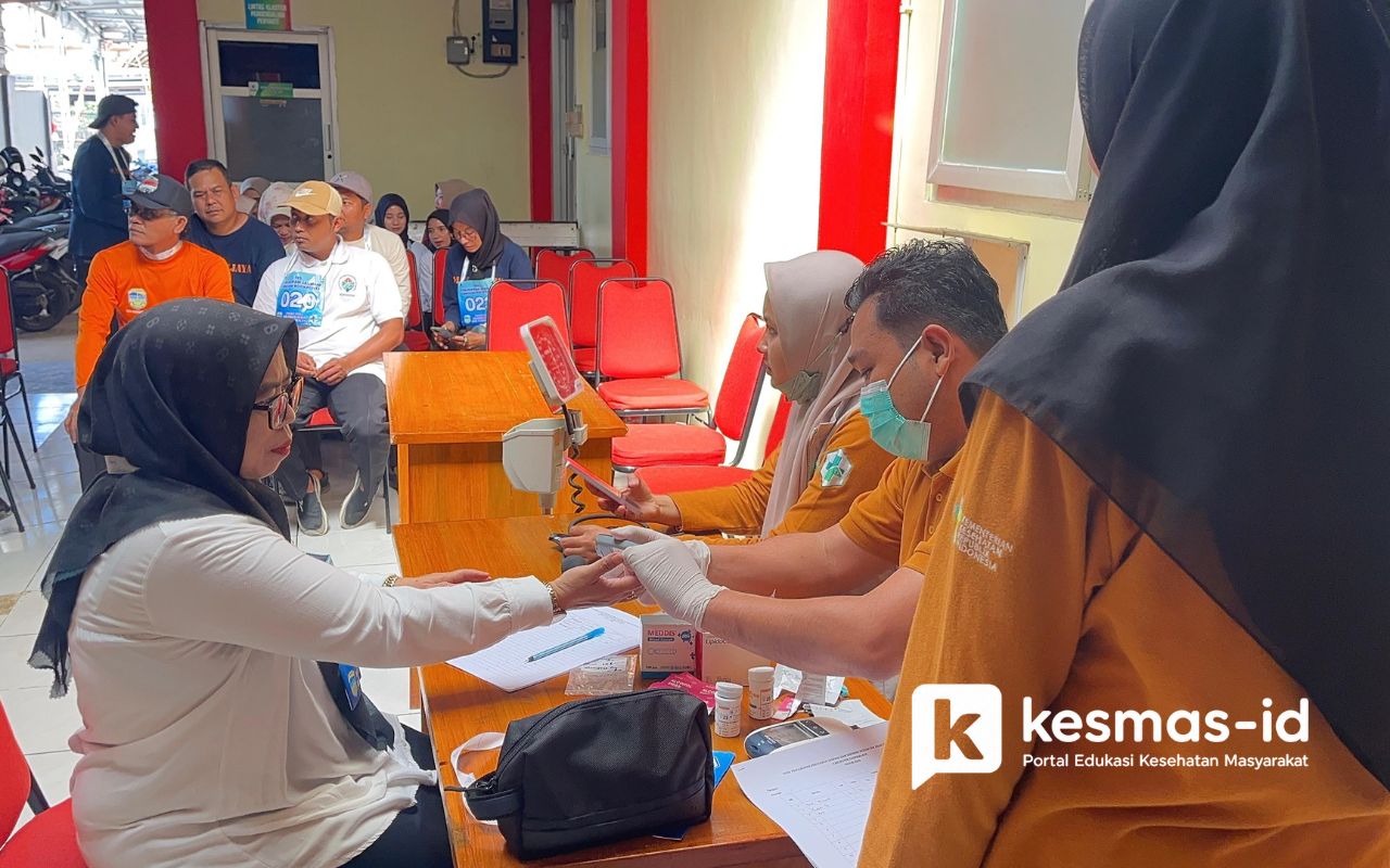 Pemeriksaan gula darah sebagai salah satu bagian skrining faktor risiko penyakit tidak menular.
