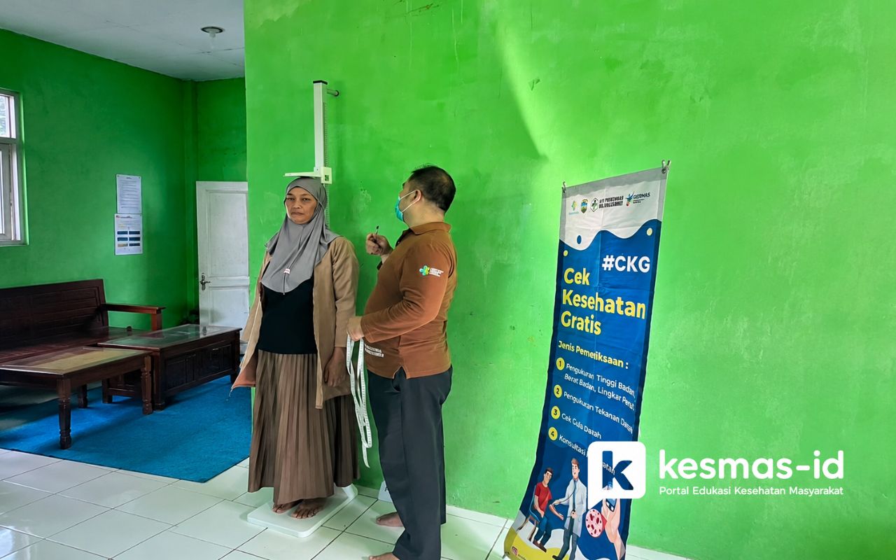 Pengukuran tinggi dan berat badan menjadi bagian dari pelayanan dan pemantauan kesehatan.