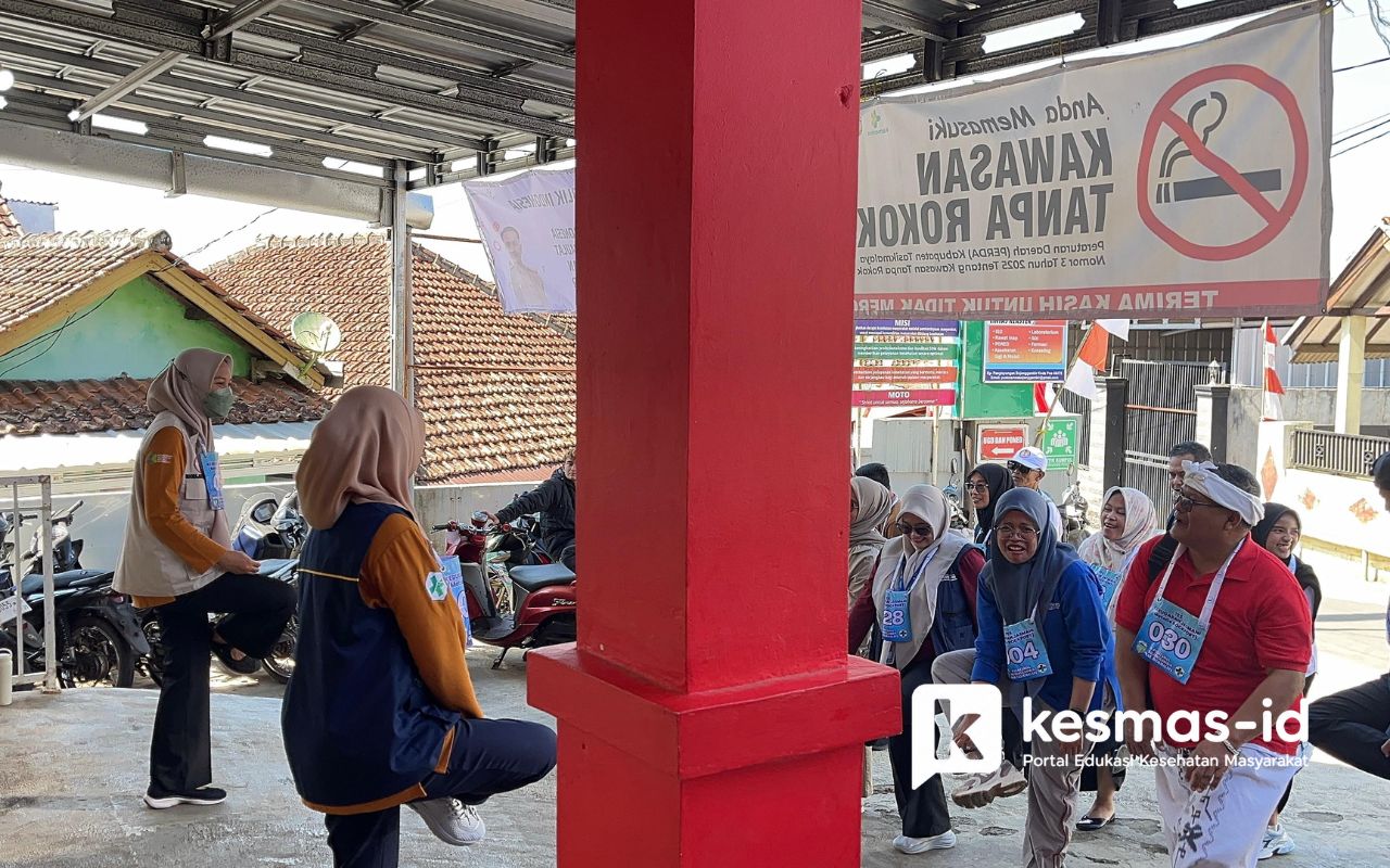 Peserta melakukan peregangan sebelum mengikuti tes kebugaran jasmani.
