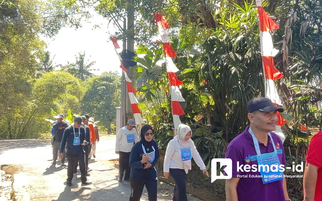 Peserta mengikuti tes kebugaran dengan berjalan menempuh rute yang telah ditentukan.