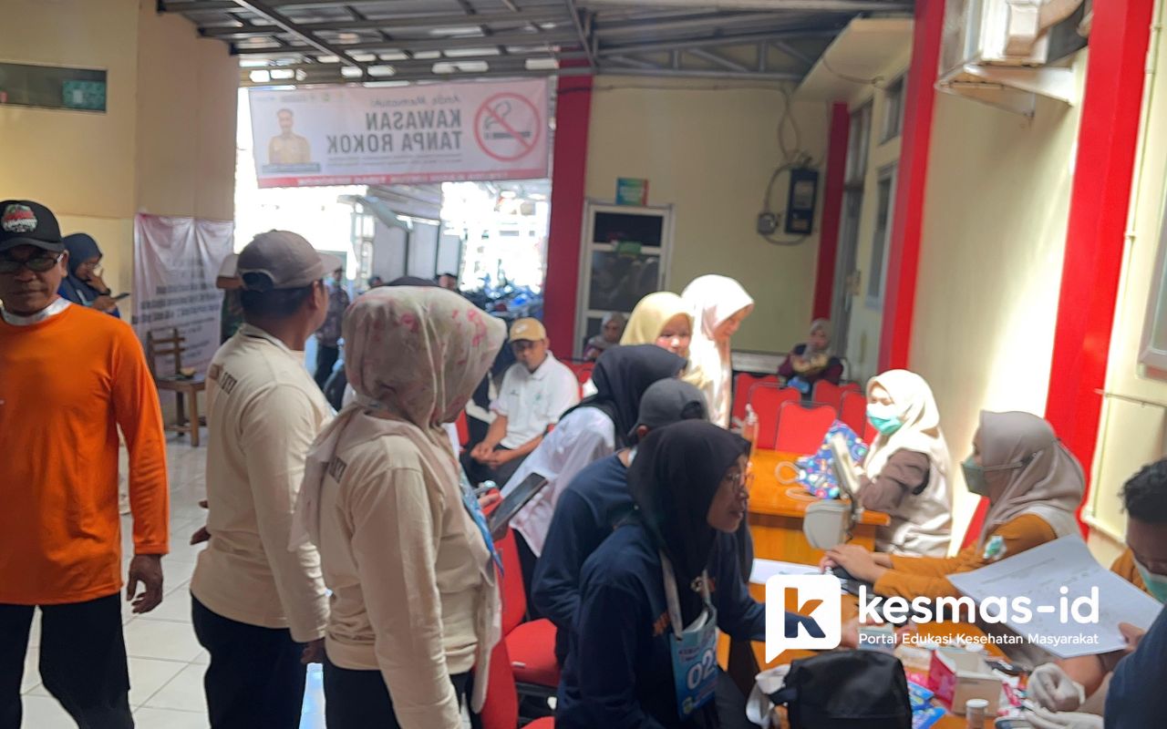 Peserta menunggu dan mengikuti alur pelayanan pemeriksaan kesehatan di Puskesmas Bojonggambir.