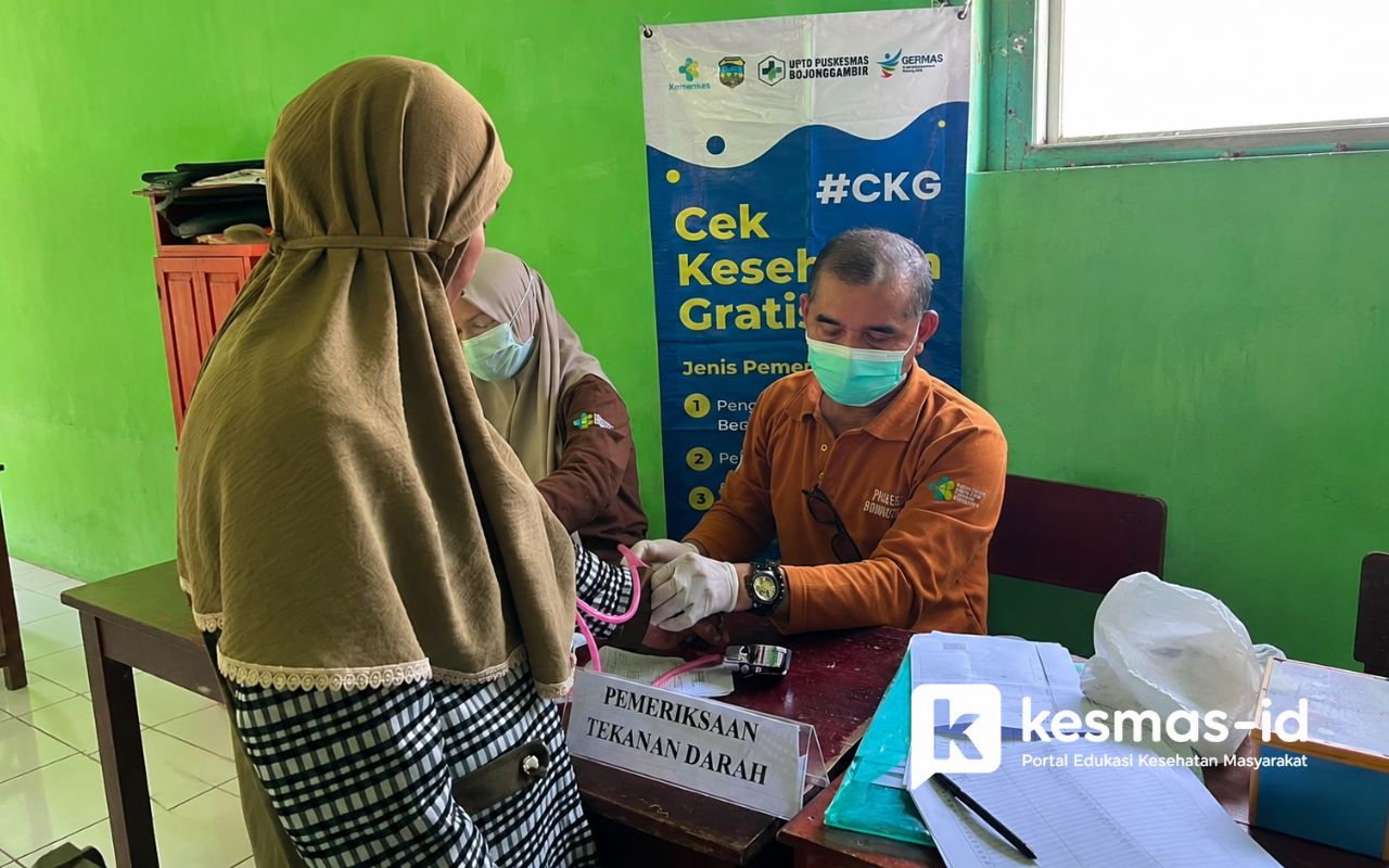 Petugas Puskesmas Bojonggambir melakukan pemeriksaan tekanan darah kepada warga
