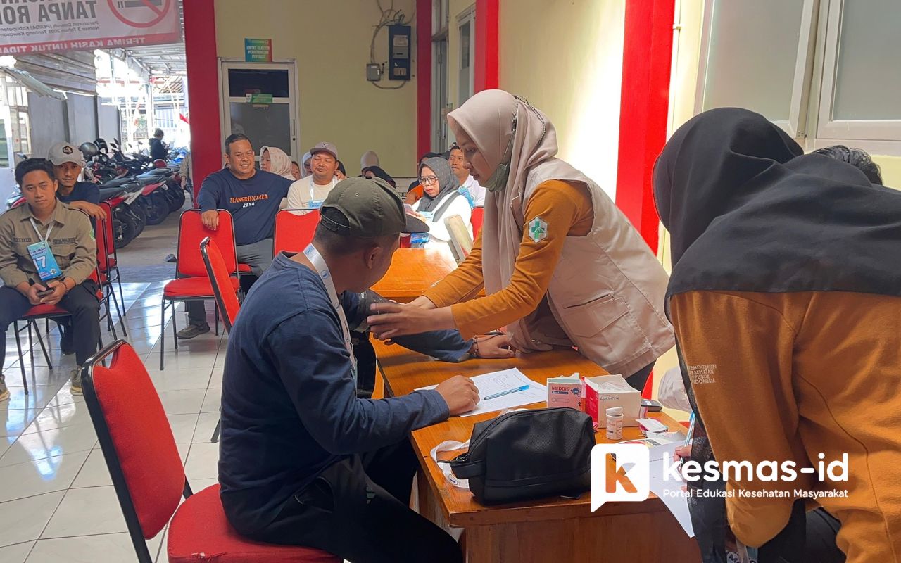Petugas kesehatan melakukan pengukuran tekanan darah kepada salah satu peserta.