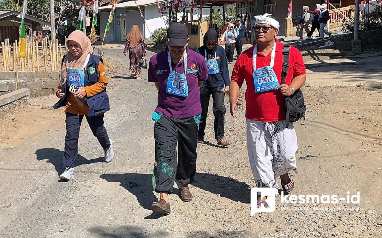 Seluruh peserta mengikuti tes kebugaran dengan berjalan menempuh rute yang telah ditentukan.